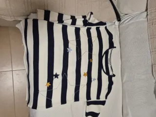 Blusa de rayas con estrellas bordadas