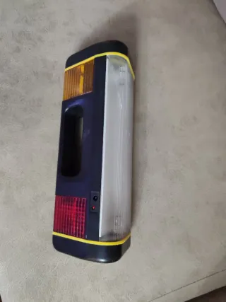 Linterna multiusos negra, roja, plateada y amarill