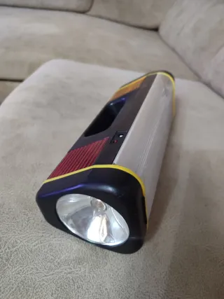 Linterna multiusos negra, roja, plateada y amarill