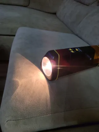 Linterna multiusos negra, roja, plateada y amarill