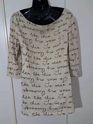 Maglia leggera beige con scritte