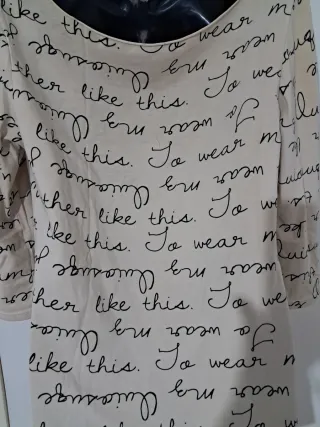 Maglia leggera beige con scritte