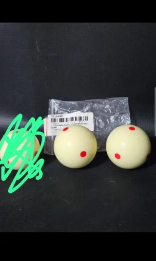 Bolas de billar blancas con puntos rojos