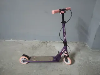Patinete morado con ruedas rosas