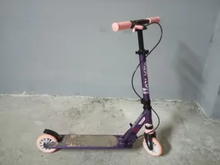 Patinete morado con ruedas rosas