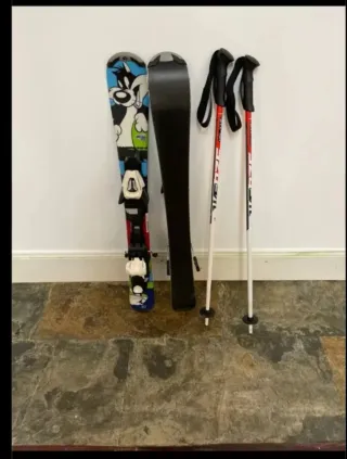 Sci infantili con bastoncini e scarponi