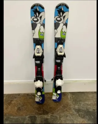 Sci infantili con bastoncini e scarponi