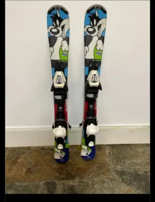 Sci infantili con bastoncini e scarponi