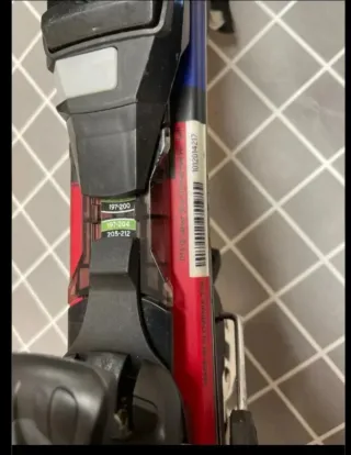 Sci infantili con bastoncini e scarponi