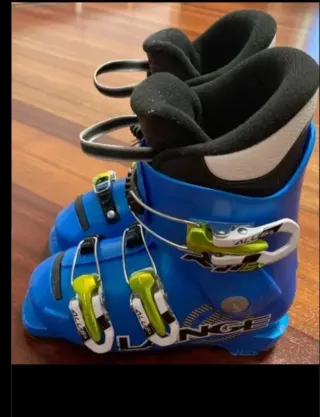 Sci infantili con bastoncini e scarponi