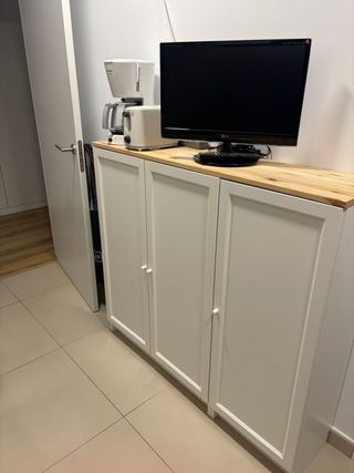 Armario blanco 3 puertas con sobre madera