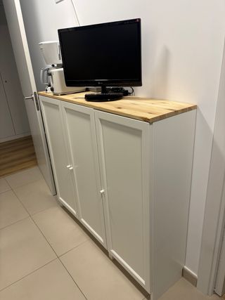 Armario blanco 3 puertas con sobre madera