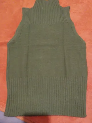 Jersey CAYENA sin mangas cuello alto verde oliva