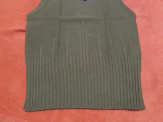 Jersey CAYENA sin mangas cuello alto verde oliva