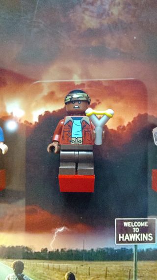 Lego Stranger Things Lucas Sinclair con fionda