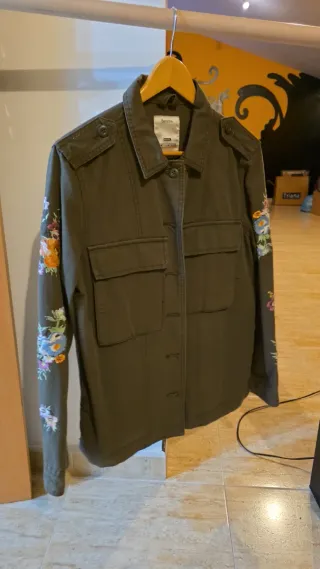Chaqueta militar Bershka bordada M