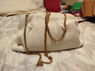 Bolso blanco con cadena dorada