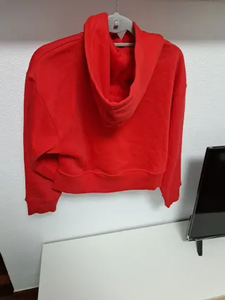 Sudadera roja de chica