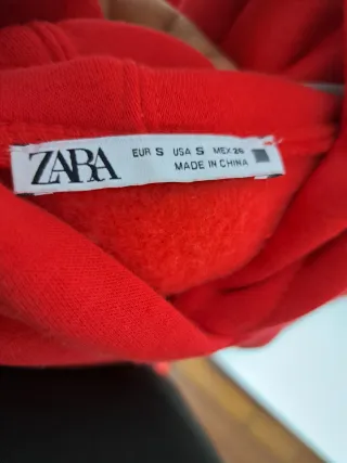 Sudadera roja de chica