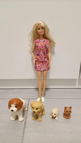 Barbie Cuidadora de Perros con 4 Perritos