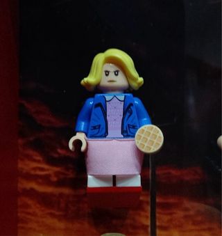 Lego Stranger Things Eleven con Waffle