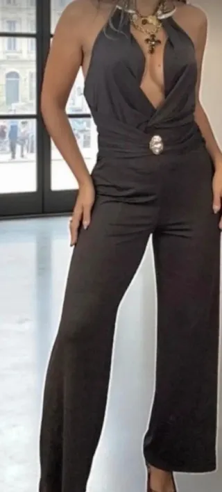 Mono marrón elegante con collar