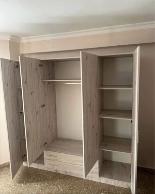 Armadi moderni disponibili in 3 colori: bianco, artico e cambriano con montaggio opzionale