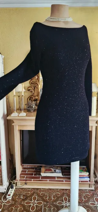 Vestido negro corto pedrería manga larga