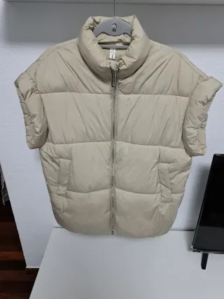 Chaqueta acolchada sin mangas beige