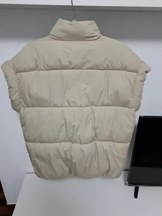 Chaqueta acolchada sin mangas beige