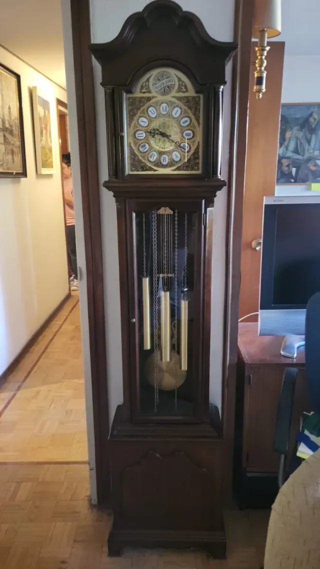 Reloj de pie clásico madera y cristal