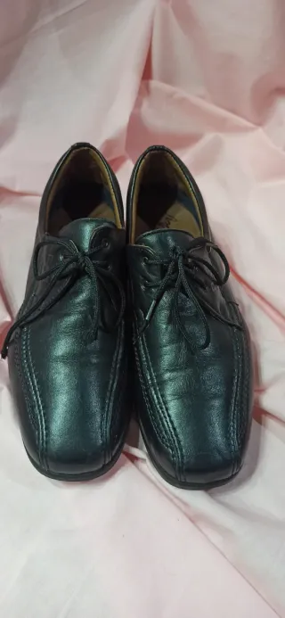 Zapatos negros de piel con cordones