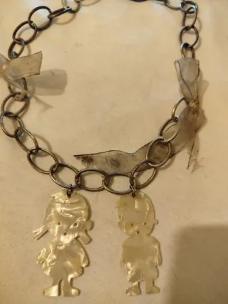 Collare antico con ciondoli di bambini