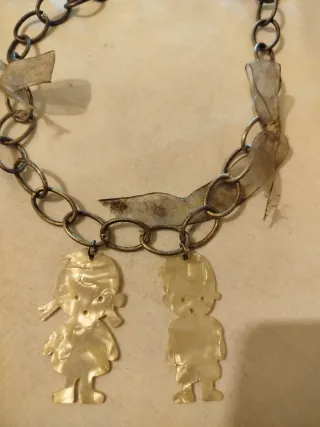 Collare antico con ciondoli di bambini