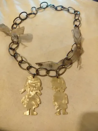 Collare antico con ciondoli di bambini