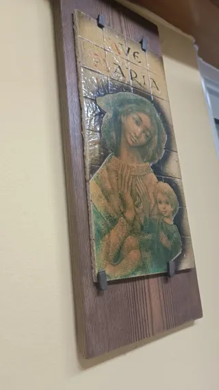 Figura Ave Maria sobre madera