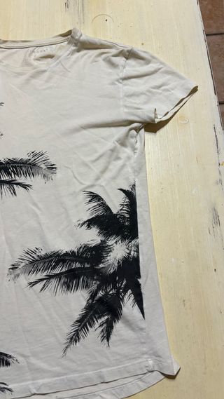 Camiseta de palmeras blanca y negra
