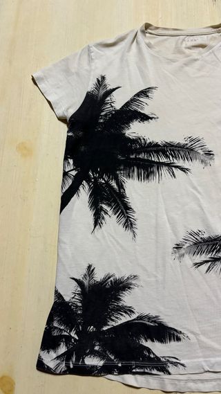 Camiseta de palmeras blanca y negra