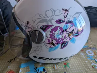 Casco de moto blanco con flores