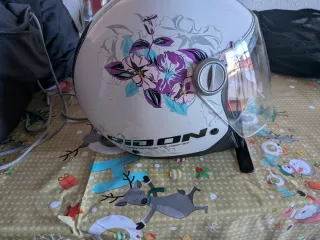 Casco de moto blanco con flores