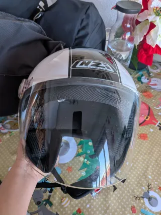 Casco de moto blanco con flores