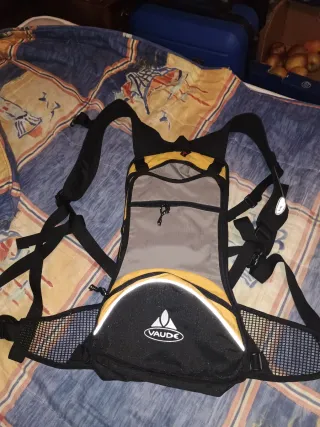 Mochila deportiva Vaude negra y amarilla
