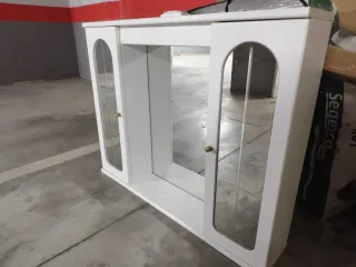Mueble de baño blanco con puertas de cristal