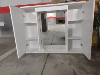 Mueble de baño blanco con puertas de cristal