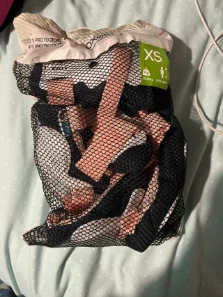 Casco rosa+patines+protecciones+ bolsa