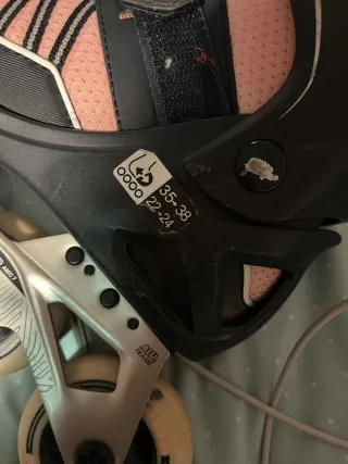 Casco rosa+patines+protecciones+ bolsa