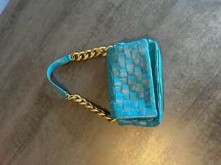 Bolso Zara tejido azul con cadena dorada