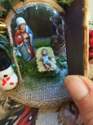 Albero di Natale decorato con presepe