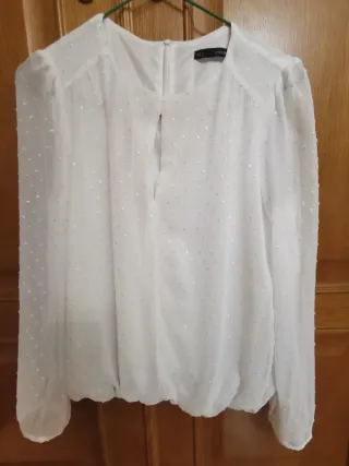 Blusa blanca con topos brillantes M