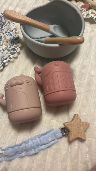Lote artículos bebé: babero, cuenco, mordedores